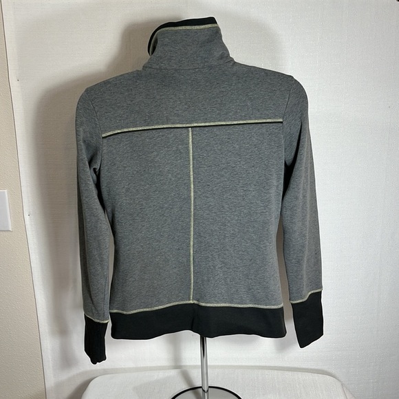 𝅺COLUMBIA zip up top, medium, in good condition - Picture 2 of 5